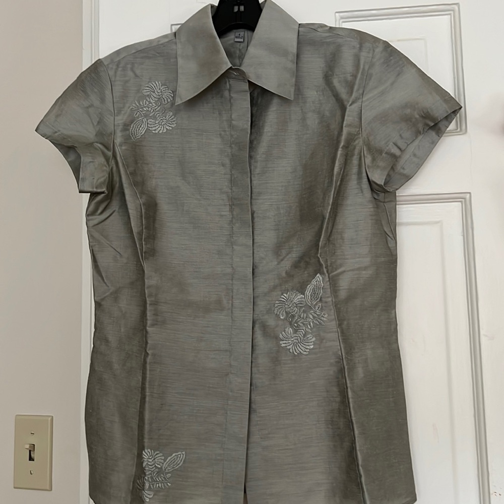 Anne Klein linen blouse never wears, very good condition.